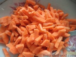 Красный борщ с сахарной свеклой: Морковь очистить, помыть, нарезать кусочками.