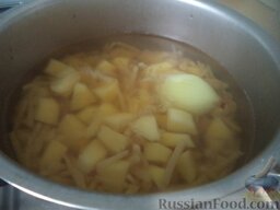 Красный борщ с сахарной свеклой: Очистить, помыть репчатый лук. Выложить в кастрюлю. Добавить картофель. Все варить 10 минут.