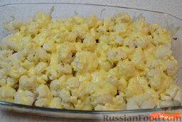 Запеканка из цветной капусты: Натереть сыр на крупной терке.  Вынуть форму, посыпать запеканку из цветной капусты сверху тертым сыром, поставить в духовку еще на 5-10 минут.