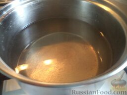 Квашеная капуста по-грузински: Сделать рассол: налить воду в кастрюлю, добавить соль и сахар. Затем поставить кастрюлю на огонь, довести до кипения, добавить уксус.