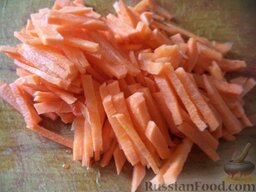 Квашеная капуста по-грузински: Морковь очистить, помыть, нарезать соломкой.