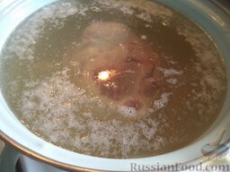 Необычный грибной суп: Как приготовить грибной суп с клецками:    Мясо помыть, выложить в кастрюлю, залить водой. Поставить кастрюлю на огонь, довести до кипения (по мере образования снимать пену). Убавить огонь до маленького, накрыть крышкой, варить до готовности мяса (60-80 минут).