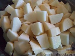 Необычный грибной суп: Картофель очистить, помыть и нарезать кусочками.  Готовое мясо вынуть из кастрюли, добавить в бульон картофель. Посолить. Варить 15 минут под крышкой.