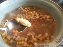 Необычный грибной суп: Маленькой ложкой отделяя кусочки теста, выложить клецки в кипящий суп.