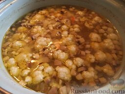 Необычный грибной суп: Добавить цветную капусту. Варить грибной суп до готовности клецек (около 10 минут).
