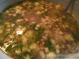 Необычный грибной суп: В суп выложить зелень. Довести грибной суп с клецками до кипения и снять с огня.