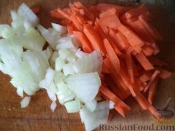 Необычный грибной суп: Морковь и лук очистить, помыть. Лук нарезать кубиками, а морковь тонкой соломкой (или натереть на крупной терке).