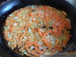 Необычный грибной суп: Разогреть сковороду, налить растительное масло. В горячее масло выложить лук и морковь. Обжаривать, помешивая, на среднем огне 2-3 минуты.