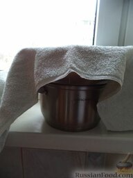 Ватрушки домашние: Тесто накрыть полотенцем. Поставить миску с тестом в теплое место или на кастрюлю с теплой водой (на паровую баню) на 30 минут.