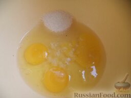 Ватрушки домашние: В миску вбить яйца. Добавить сахар и соль.