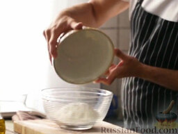 Яблочный штрудель: Как приготовить яблочный штрудель:    Просеиваем муку и добавляем соль. Перемешиваем.