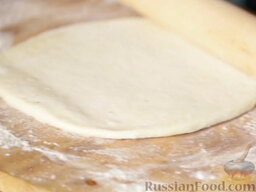 Яблочный штрудель: Окончательно замешиваем тесто. Доводим его до мягкости и эластичности.  Посыпаем разделочную доску мукой, немного раскатываем тесто.
