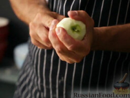 Яблочный штрудель: Пока тесто отдыхает, готовим начинку. Яблоки очищаем и удаляем сердцевинки.