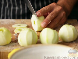 Яблочный штрудель: Яблоки нарезаем тонкими слайсами.