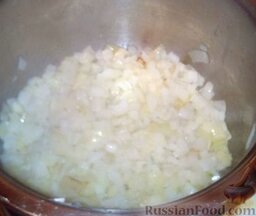 Тыквенный крем-суп: Как приготовить тыквенный крем-суп:    Режем мелко лук и обжариваем его на оливковом масле до тех пор, пока не станет прозрачным.  Пока обжаривается лук, беремся за картофель.