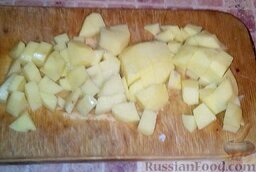 Тыквенный крем-суп: Нарезаем кубиками картофель.