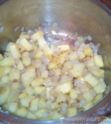 Тыквенный крем-суп: Добавляем картофель к луку, немного обжариваем.   Теперь берем тыкву и тоже нарезаем ее кубиками, обжариваем вместе с картофелем и луком еще некоторое время.