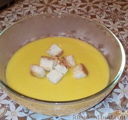 Тыквенный крем-суп: Наливаем крем-суп в тарелки, украшаем гренками.  Тыквенный крем-суп готов. Приятного аппетита!