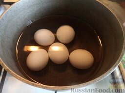 Салат "Коза": Выложить яйца в кастрюлю. Залить холодной водой. Поставить на огонь. Довести до кипения. Отварить вкрутую на среднем огне (около 10 минут). Залить холодной водой. Охладить и очистить.
