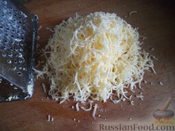 Салат "Коза": Твердый сыр натереть на средней терке.