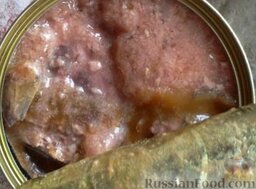 Салат "Коза": Открыть баночку консервированной рыбы в масле. Масло слить. Рыбу размять вилкой.