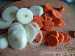 Паштет печеночный: Почистить и помыть лук и морковь. Нарезать кусочками.