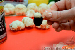 Украшение блюда "Овечка из капусты": Проколоть половинкой зубочистки.