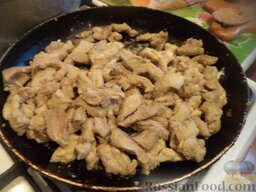 Мясо по-строгановски с грибами: Добавить мясо к грибам, посолить.