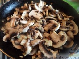 Грибы, жаренные в масле: Выложить грибы. Тушить все вместе, помешивая, около 5 минут. Посолить, добавить по желанию специи. Перемешать.
