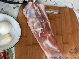 Свинина с картошкой в духовке: Как приготовить свинину с картошкой в духовке:    Мясо вымыть.