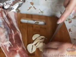 Свинина с картошкой в духовке: Чеснок очистить, нарезать зубчики дольками.