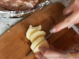 Свинина с картошкой в духовке: Картофель очистить, вымыть и нарезать кружочками (толщиной примерно 0,7-1 см).