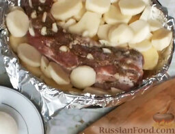 Свинина с картошкой в духовке: Выложить картофель вокруг мяса.