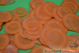 Украшение из овощей: роза из моркови: Морковь очистить, нарезать острым ножом тонкие кружочки.