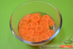 Украшение из овощей: роза из моркови: Опустить морковь в воду, дать постоять 15 минут.