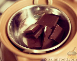 Десерт из шоколада с орехами и курагой: Шоколад разломать на кусочки и растопить на водяной бане.