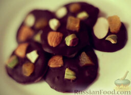 Десерт из шоколада с орехами и курагой: Десерт из шоколада готов. Приятного аппетита!