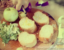 Сэндвичи с тунцом и яблоком: Полить оливковым маслом с двух сторон.