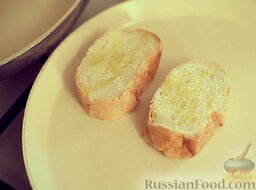 Сэндвичи с тунцом и яблоком: Разогреть сковороду. Обжарить ломтики хлеба на сухой сковороде с двух сторон, до золотисто-коричневого цвета и хрустящей корочки (3-4 минуты).