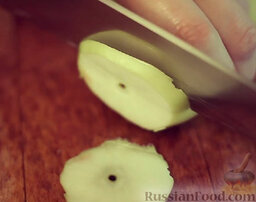 Сэндвичи с тунцом и яблоком: Яблоко нарезать кружочками толщиной 4-5 мм.