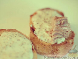 Сэндвичи с тунцом и яблоком: Выложить рыбу на хлеб, смазанный соусом.