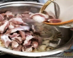 Свинина в пиве (по-чешски): Выложить на сковороду нарезанное мясо. Накрыть крышкой и готовить 10 минут на среднем огне.