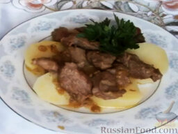 Свинина в пиве (по-чешски): Мясо по-чешски готово, подавать свинину в пиве хорошо с отварным картофелем.  Приятного аппетита!