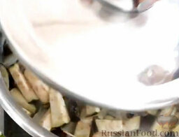 Овощи по-корейски: Баклажаны промыть и добавить к луку. Накрыть крышкой и жарить 5 минут.