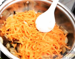 Овощи по-корейски: Морковь очистить, натереть и добавить к баклажанам с луком.