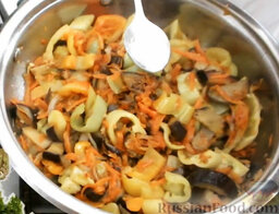 Овощи по-корейски: Добавить приправу для корейской моркови. Перемешать. Посолить и снова перемешать. Закрыть овощи по-корейски крышкой и выключить огонь - закуска под крышкой дойдет до готовности, настоится.