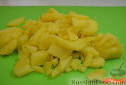 Картофельный салат: Нарезать картофель в салат мелким кубиком.