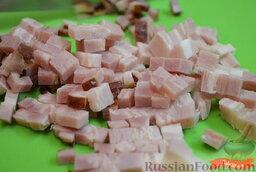 Картофельный салат: Грудинку порезать мелким кубиком, ссыпать всю нарезку в миску.