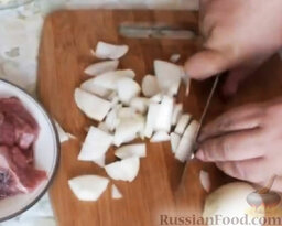 Говядина с овощами: Как приготовить говядину с овощами:    Лук очистить, нарезать.