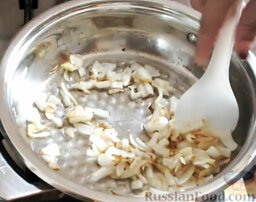 Говядина с овощами: На сковороде разогреть растительное масло. Выложить лук  в сковороду и обжарить его до золотистого цвета.